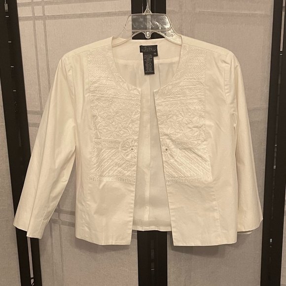 BCBGMaxAzria Jackets & Blazers - BCBGMaxAzria White Cropped Blazer Jacket With 3/4 Sleeves